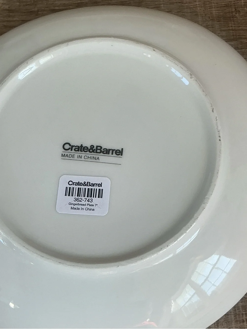 Crate & Barrel Ice Skating Gingerbread Man Holiday Set – 6 Plates 3 Mugs